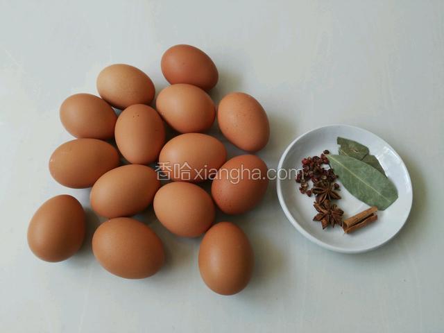 鸡蛋和调味料都准备好