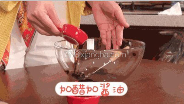 最后，加“水”调均匀这里的水是说水性的调料，包括醋、酱油宝餐提示：因为芝麻酱的稠稀度会有不同，加完水性调料之后如果觉得酱太浓稠，可以稍微加一些凉开水