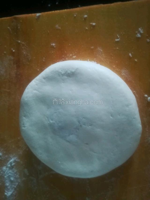 用手按扁。