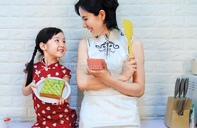 宝餐美厨娘-巧妈奚纬，宝餐一顿联合创始人之一。曾任中央电视台《天天饮食》节目总导演，《家有妙招》节目外景主持人，参与了上千道菜肴的制作，发明了几十种生活妙招。宝餐美厨娘-萌娃妞妞，宝餐一顿御用小麻豆，一岁登上《时尚芭莎》，获得2016“中国儿童”风采模特大赛全国十大风采奖，拍摄广告“美素佳儿”、“伊可新”、“龙牡壮骨颗粒”。