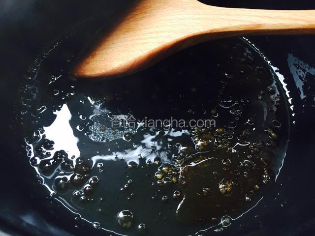 炒到冰糖变成琥珀色即可。