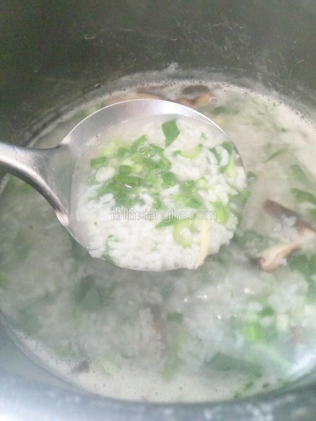 最后加盐，淋少许香油，洒上葱花即可。