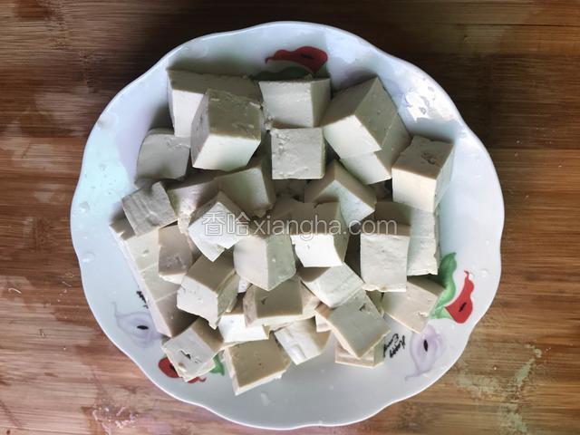 豆腐洗净切丁
