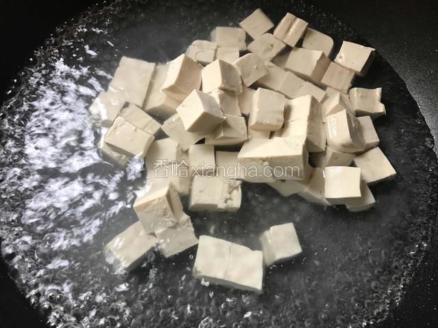 豆腐焯水后捞出
