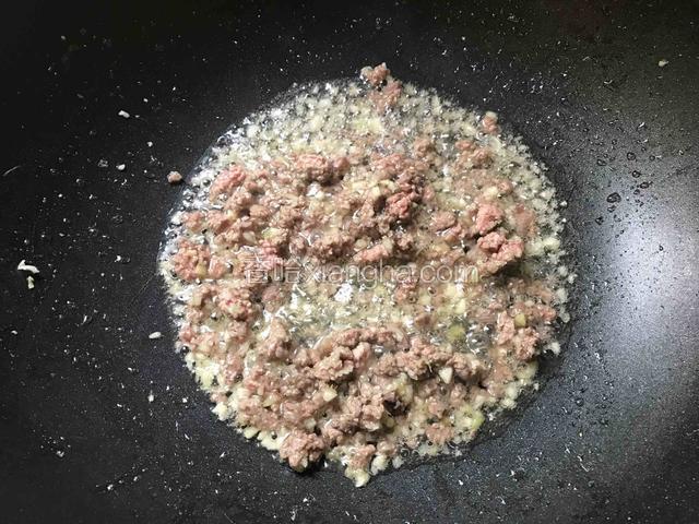 锅里放油，下入姜蒜肉末爆香