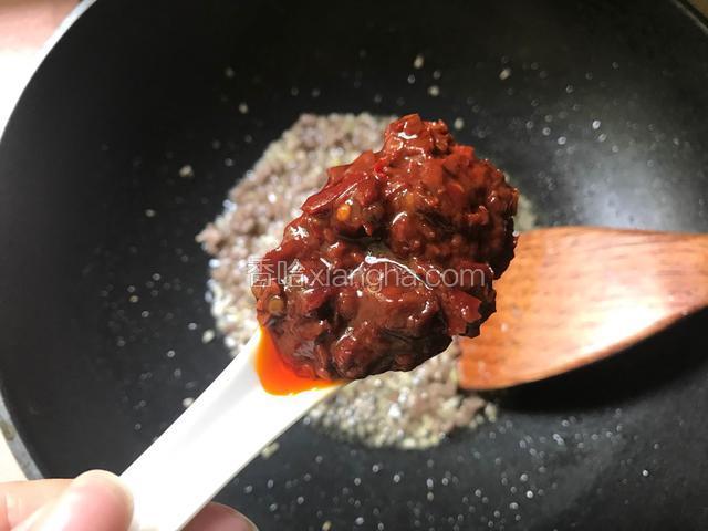 加入豆瓣酱炒香