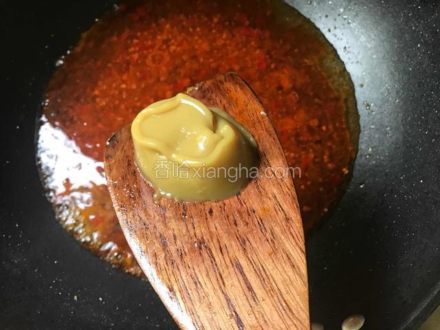 锅中倒入适量的水，放入高汤