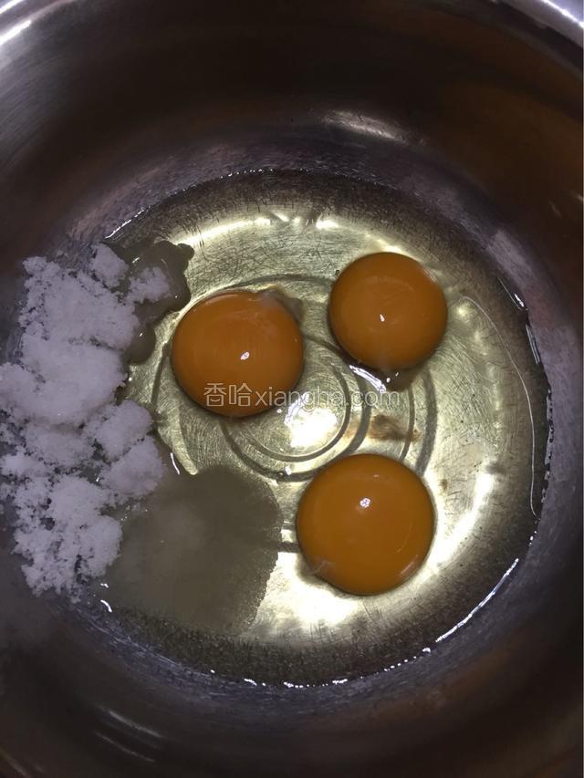 鸡蛋打入无水无油盆中放入白糖搅拌均匀