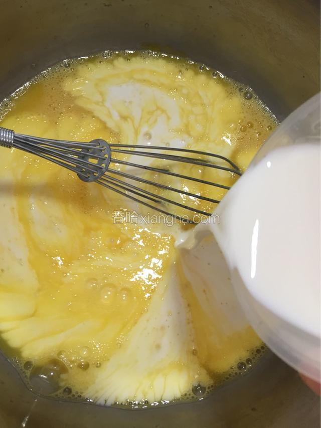 倒入牛奶继续搅拌均匀