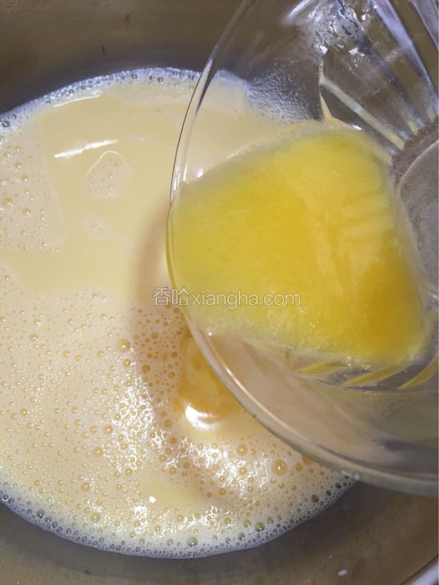 将黄油倒入牛奶蛋液中搅拌均匀
