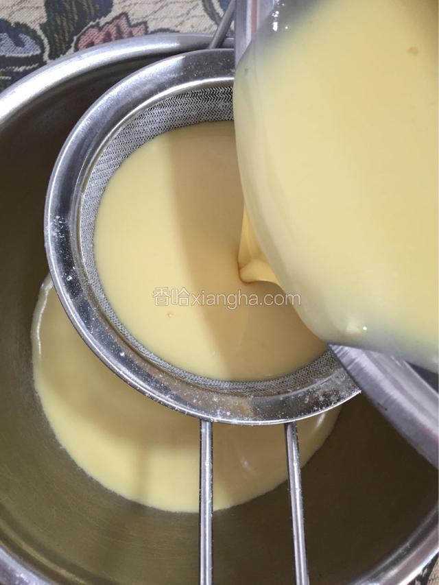 将面糊过筛两至三次至面糊细腻