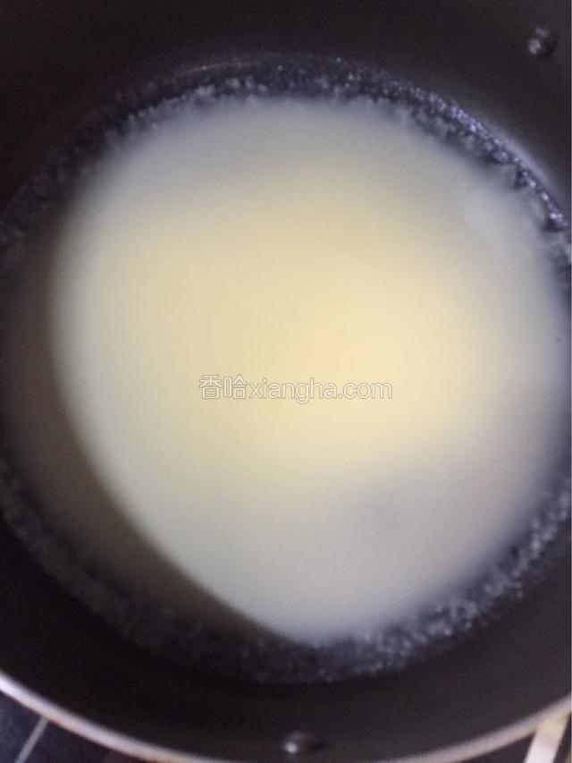 晃动锅将面糊均匀摊开