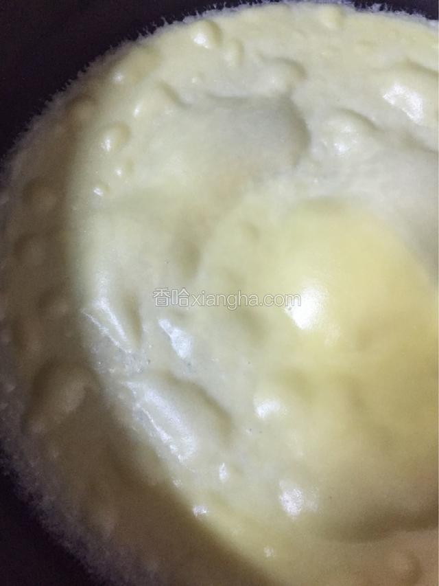 待面糊表面鼓起大泡就熟了