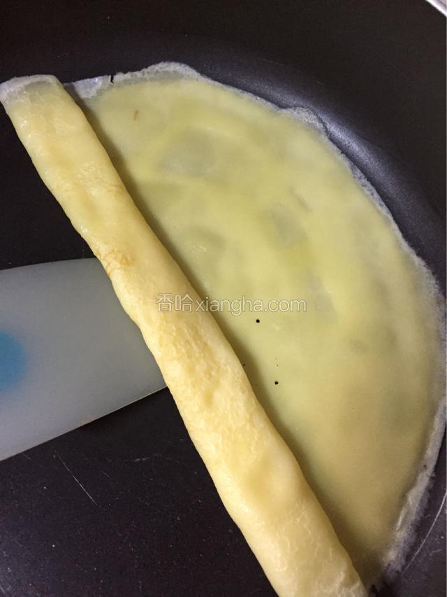 用硅胶铲从一侧轻推卷起