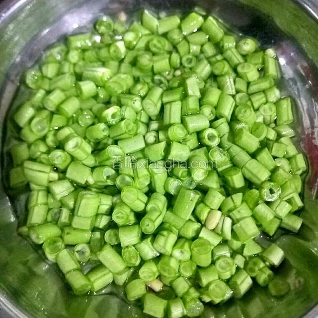 豆角切粒备用