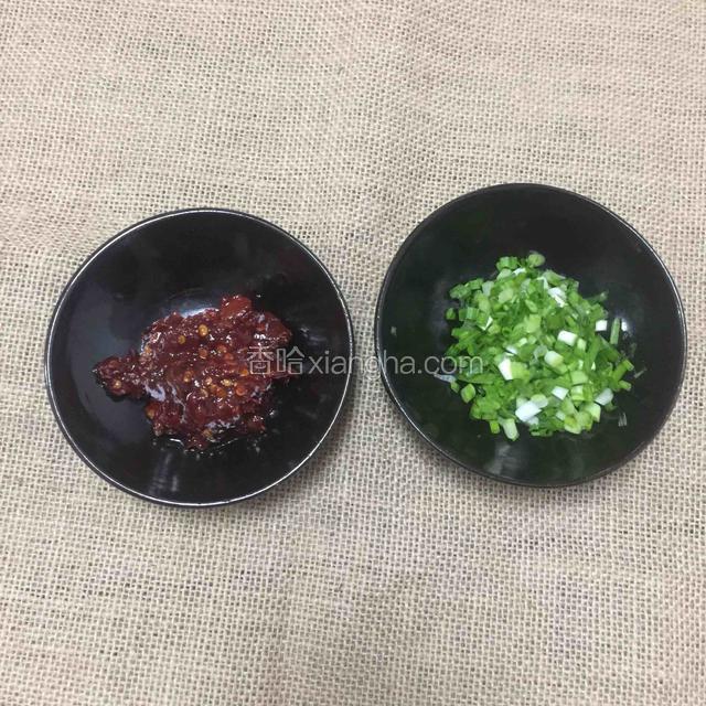 葱切葱花豆瓣酱准备