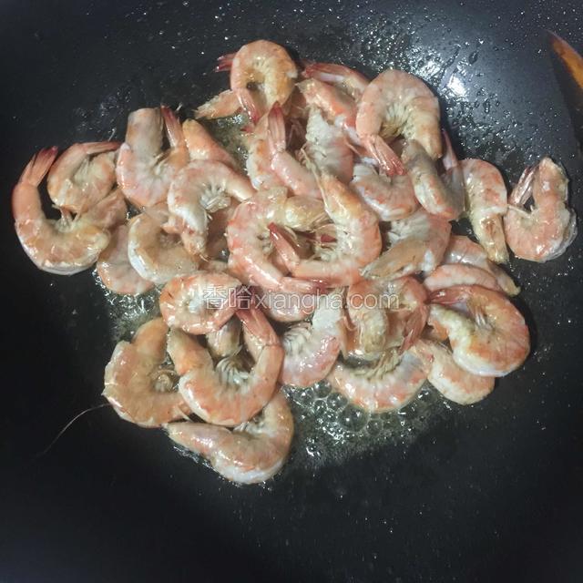 热锅起油倒入虾煸炒变色盛起备用