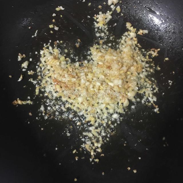 锅内留底油煸香姜蒜