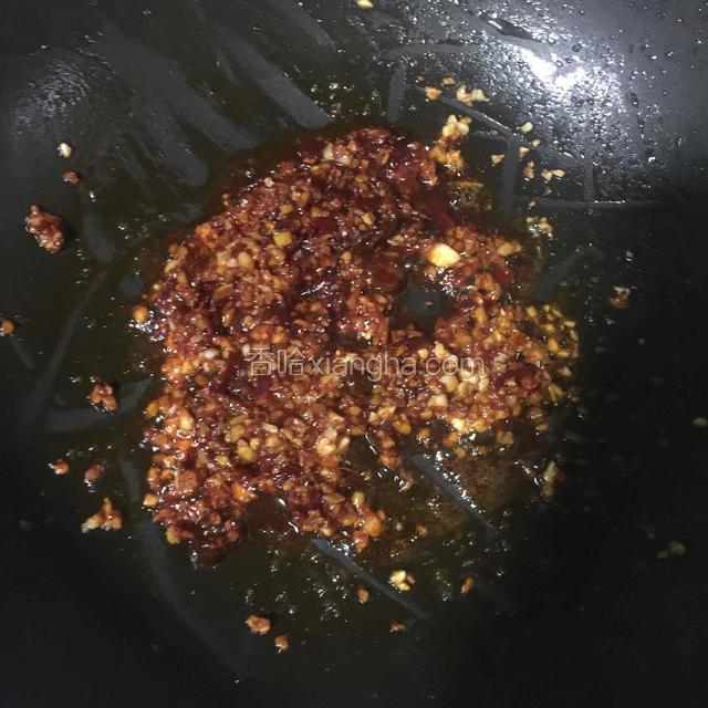 倒入豆瓣酱煸炒出香味