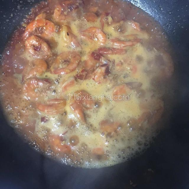 倒入基围虾翻炒片刻，依次倒入料酒，醋，啤酒盖锅大火煮开转小火慢慢收汁