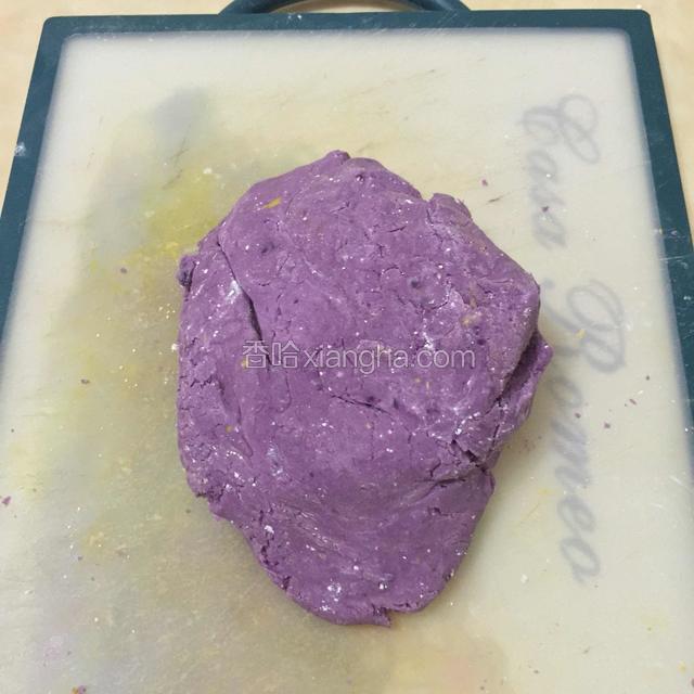 再把搅拌均匀的紫薯，放干燥的砧板上像揉面团一样把地瓜粉和紫薯揉均匀。
这个版本。芋圆泥是不加糖的，因为要搭配甜味的椰汁，不需要加糖，但这个各人口感喜欢，也可以加适量白砂糖。
