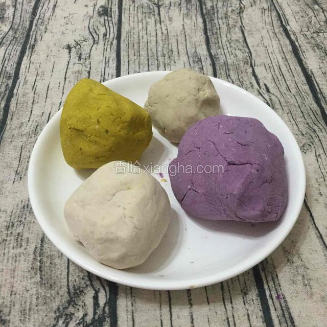 四种全部揉均匀完工，表面感觉光滑就可以了。
这个份量比较多，可以按需加减量， 
也可以把余下的材料，搓好切粒，放冰箱。但尽快吃完。保持食材的新鲜。
