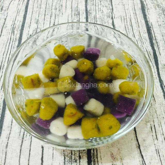 提前准备一碗冰冻的矿泉水
把煮熟的芋圆捞起，在冰水里过一下。这样口感更Q弹，这个步骤不能省。