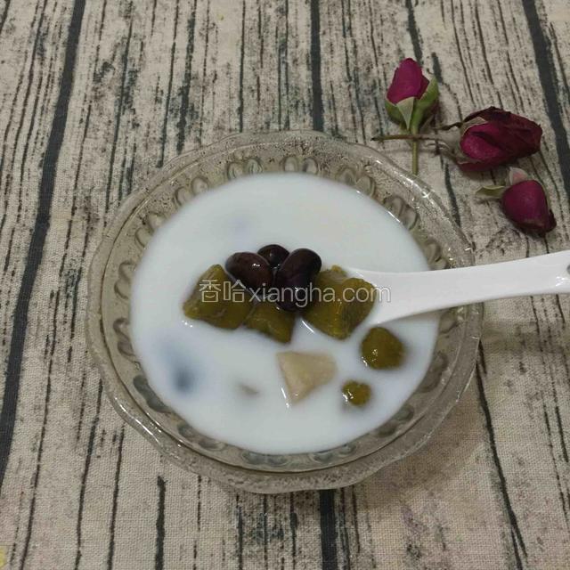 成品图
里面可以加上自己喜欢的食材
也可以把椰汁换成酸奶加上水果。
口味各人喜欢了。