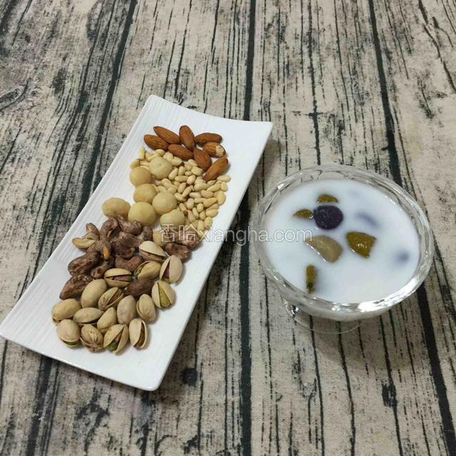 椰汁芋圆跟坚果好搭哦
炎炎夏日，来上一碗，透心凉，
友友们，赶紧动手做起吧。