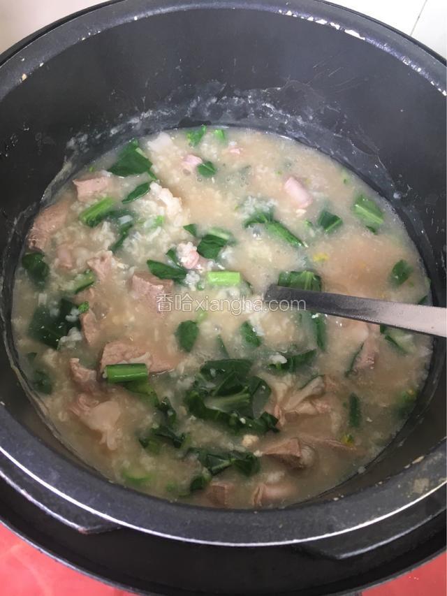 沸腾后加入菜心
