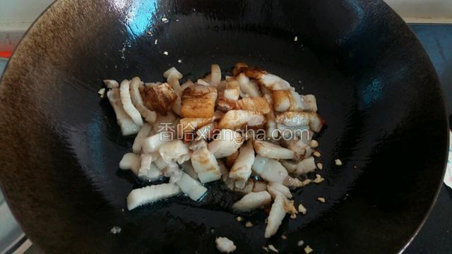 锅里坐油，爆香姜蒜，放入肉条翻炒一分钟，加入酱油，花椒粉，十三香翻炒均匀。