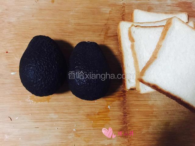 牛油果两个，牛油果到这种程度就可以食用了。。软糯可口。。