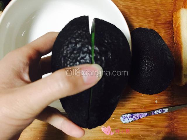 刀子延中间切一圈