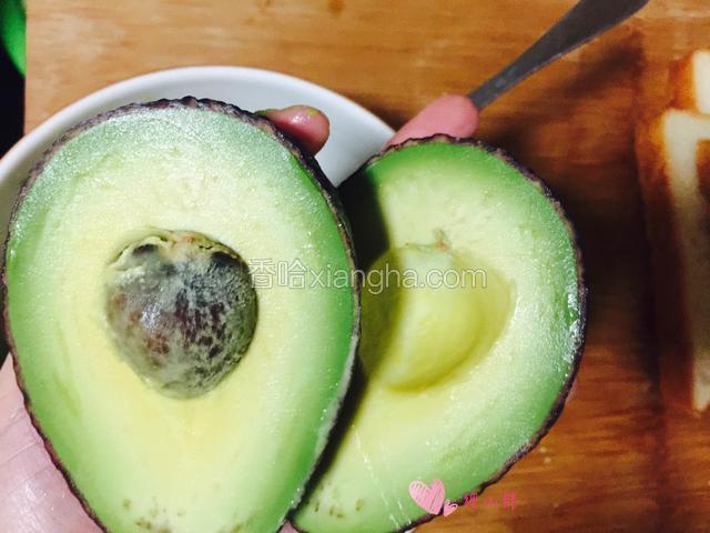 双手轻轻扭动，牛油果就扭开了