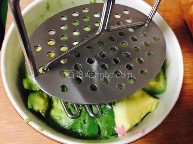 用勺子挖到碗里，用压泥器压成果泥