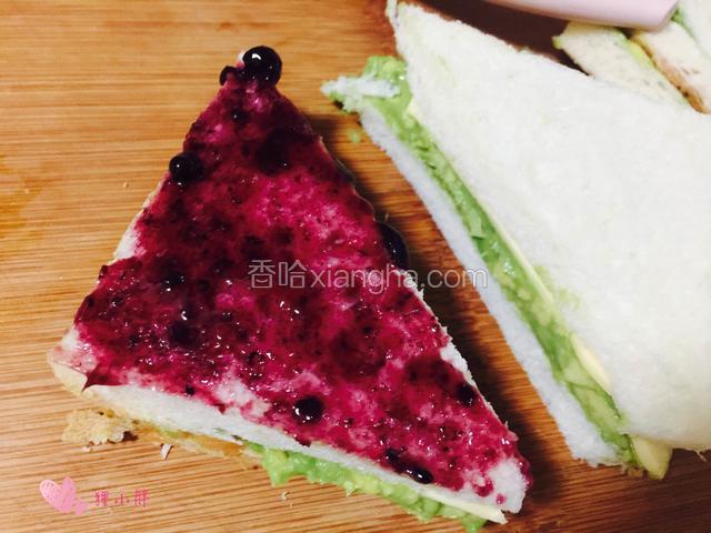在其中一半上面涂上蓝莓果酱