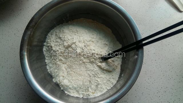 准备好面粉（根据自家人口决定面粉用量）
水烧开稍微晾一下，缓缓倒入少许，先将面粉搅拌成柳絮状，再入手，别加水边和。