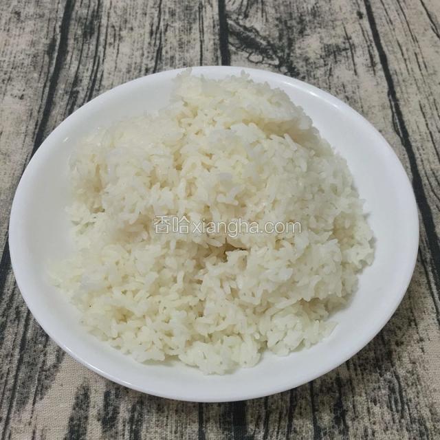 煮熟东北大米饭一盘
先把米饭装出来晾冻，这样炒出来的饭粒粒分明，口感比较Q弹。
