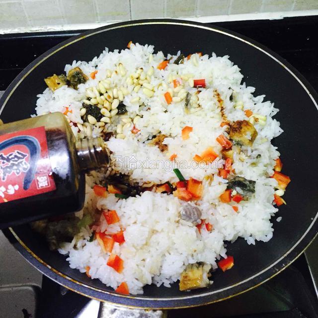 倒进适量鳗鱼酱
这个是鳗鱼熟食一起配来的鳗鱼酱
没有这个酱也可以不加。
