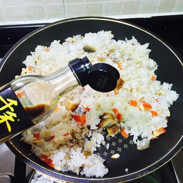 再倒进适量的酱油
