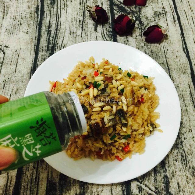 装盘，撒上余下的松子仁，起到美感装饰，最后撒上海苔粉。就可以开吃了。
各人口味也可以再撒上黑胡椒粉。