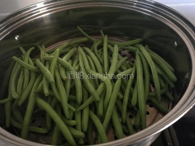 蒸锅放水，水开后放入四季豆。