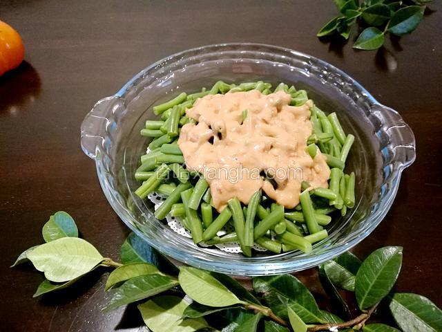 倒在切好的豆角上。