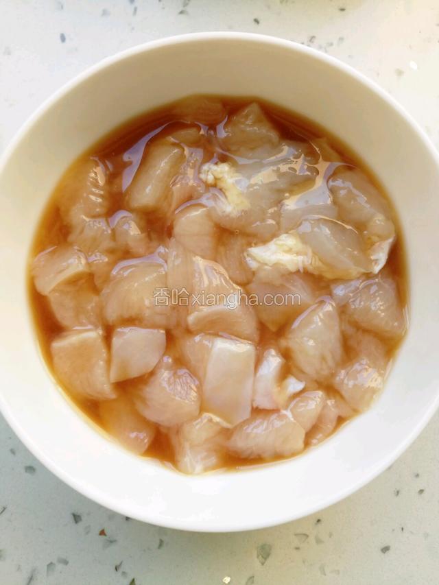 用料酒，盐腌半个小时左右！