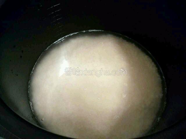 添入适量的清水，一般米和水的比例是1:1.2，黑糯米水要多放一些，按香糯米键煮饭。没有电饭煲可以在蒸锅上蒸，蒸帘上铺上蒸布把米平铺上面蒸。