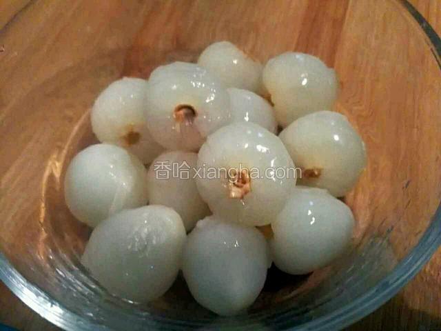 荔枝去壳备用。