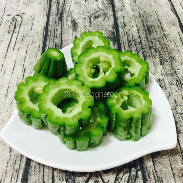 苦瓜一个洗干净，切小段，去心。
如图……