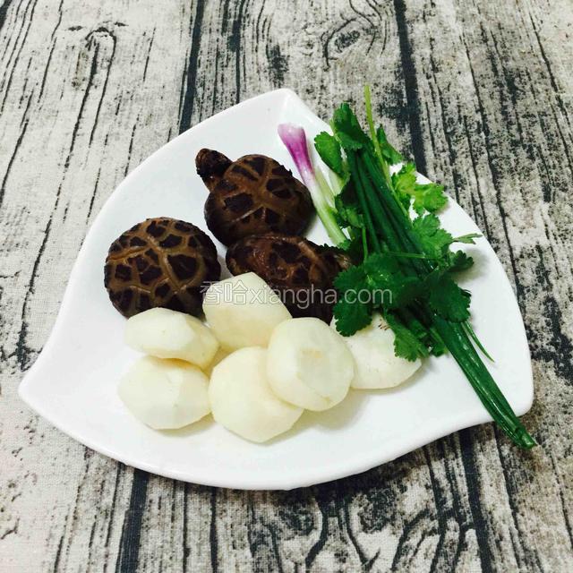 馅的材料：
香菇3个，提前浸泡
马蹄6个，葱芫茜各一根