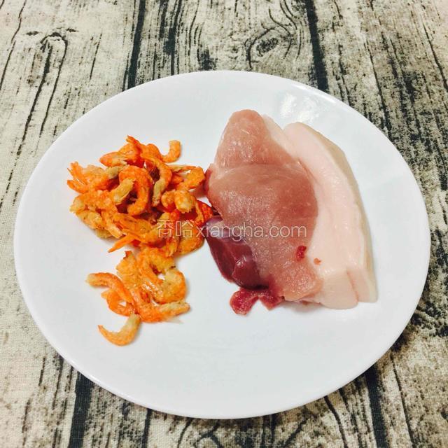 馅的材料：
带一点肥土猪肉一块，
虾仁干适量提前，几分钟浸泡。