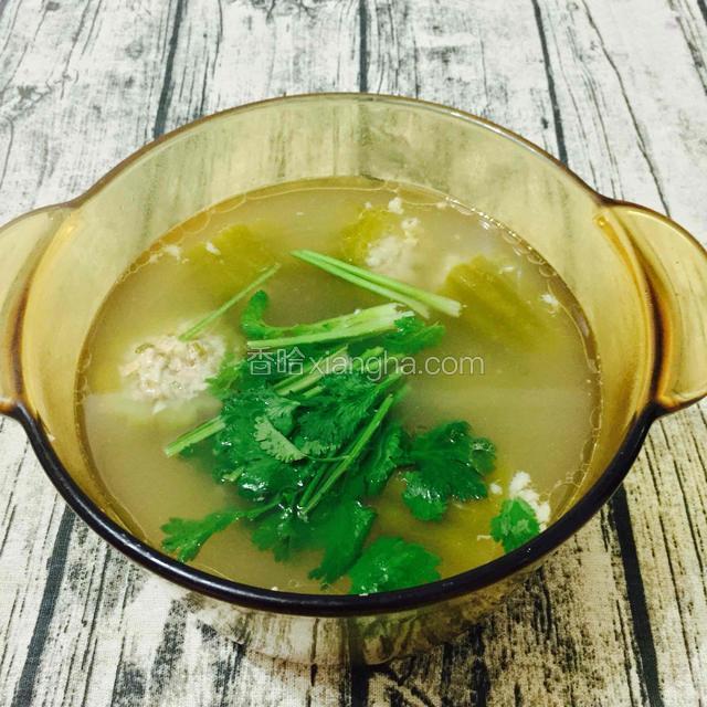 煲好的凉瓜汤，加上适量盐，
撒上香菜提味，可以装汤食用了。